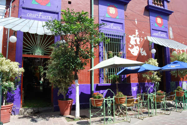 Restaurante Casa Fuerte - Casona del siglo XVIII decorada con brillantes colores y con flores y hierba sobre el piso, en el interior su patio es muy agradable y tiene un bar excellente.